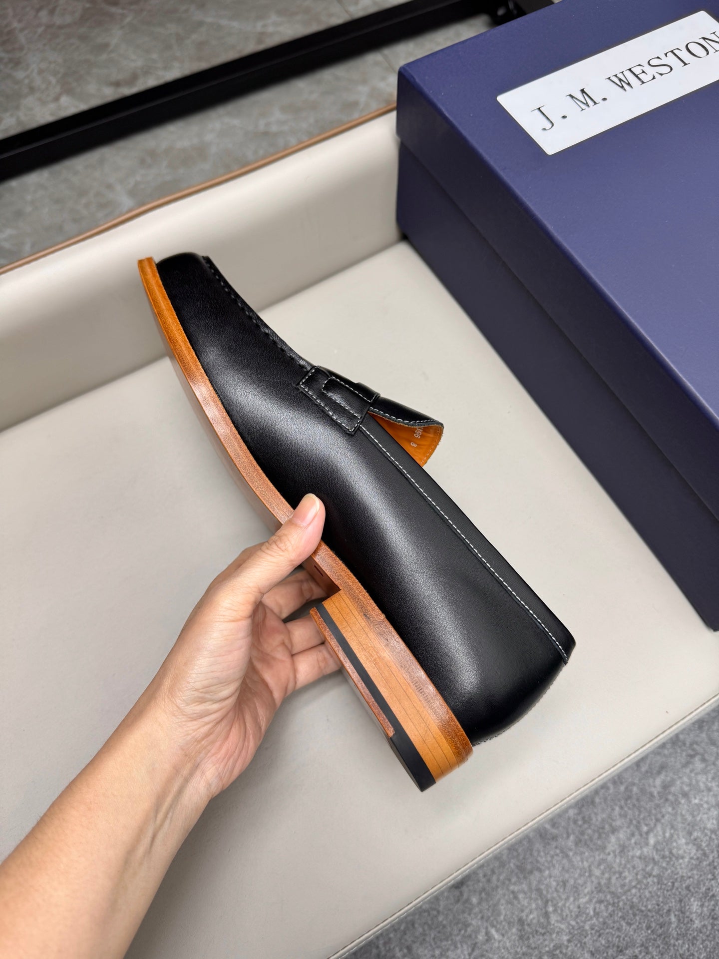 Mocassin 180 en cuir noir à surpiqûres blanches