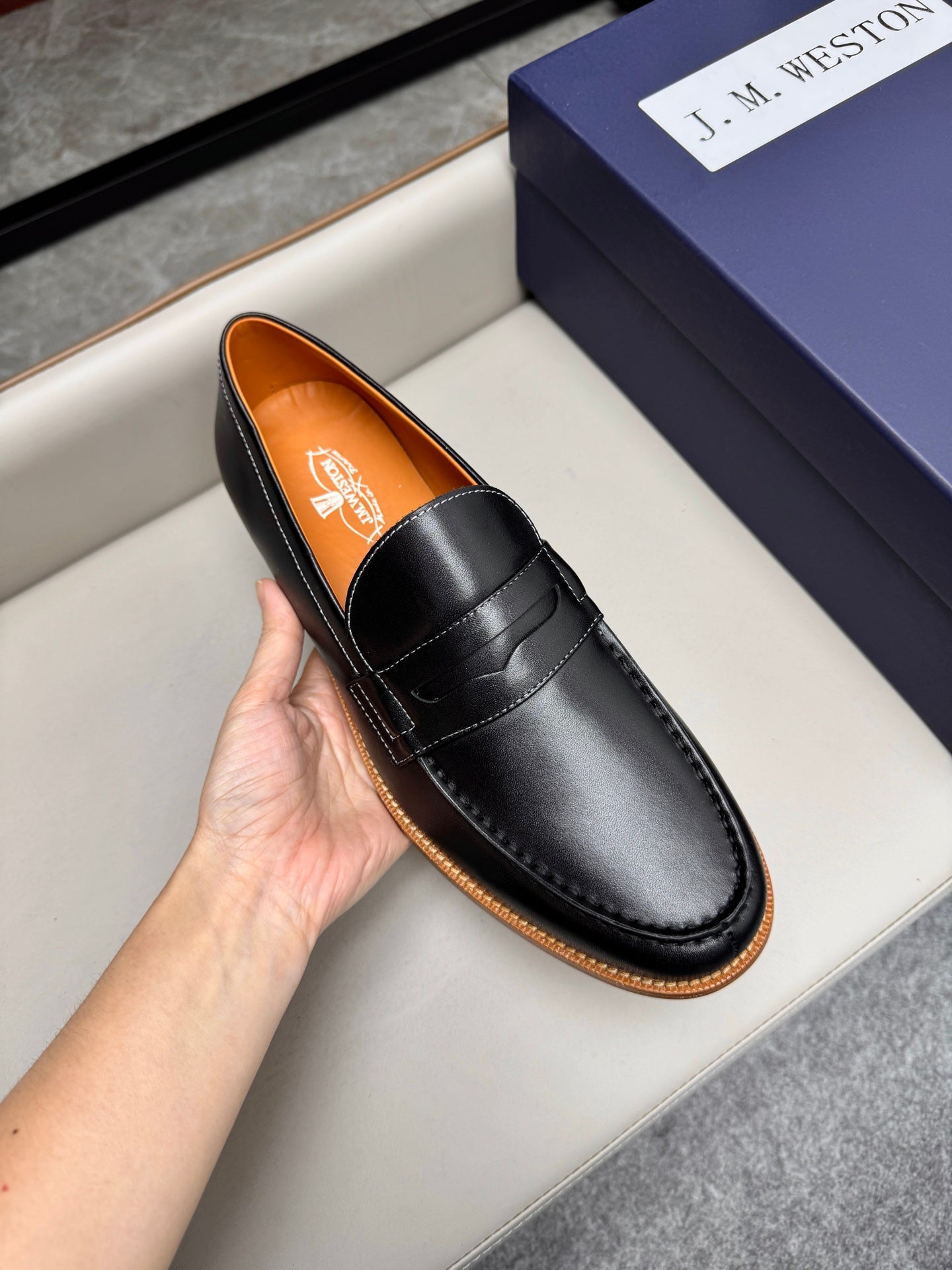 Mocassin 180 en cuir noir à surpiqûres blanches
