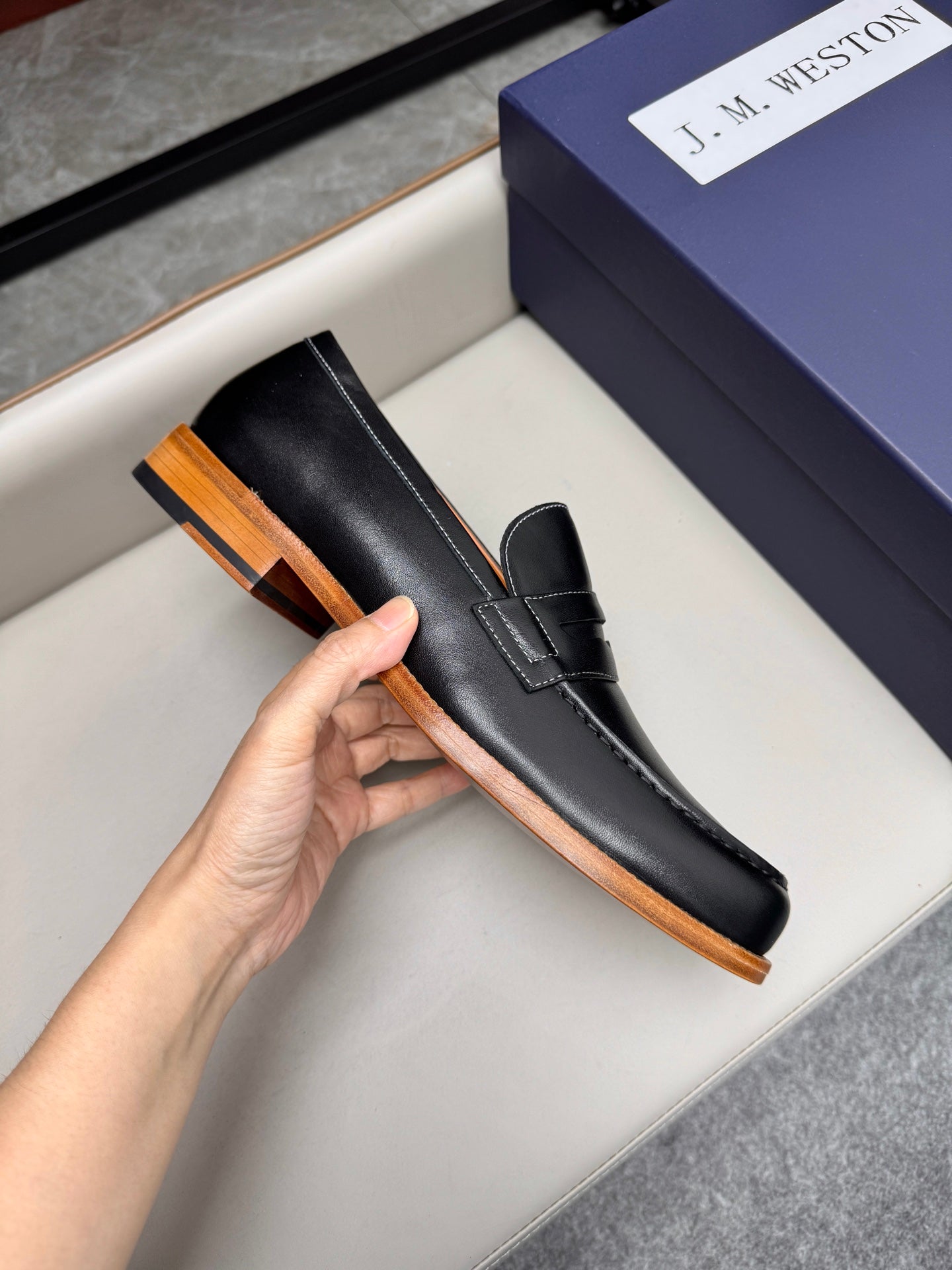 Mocassin 180 en cuir noir à surpiqûres blanches