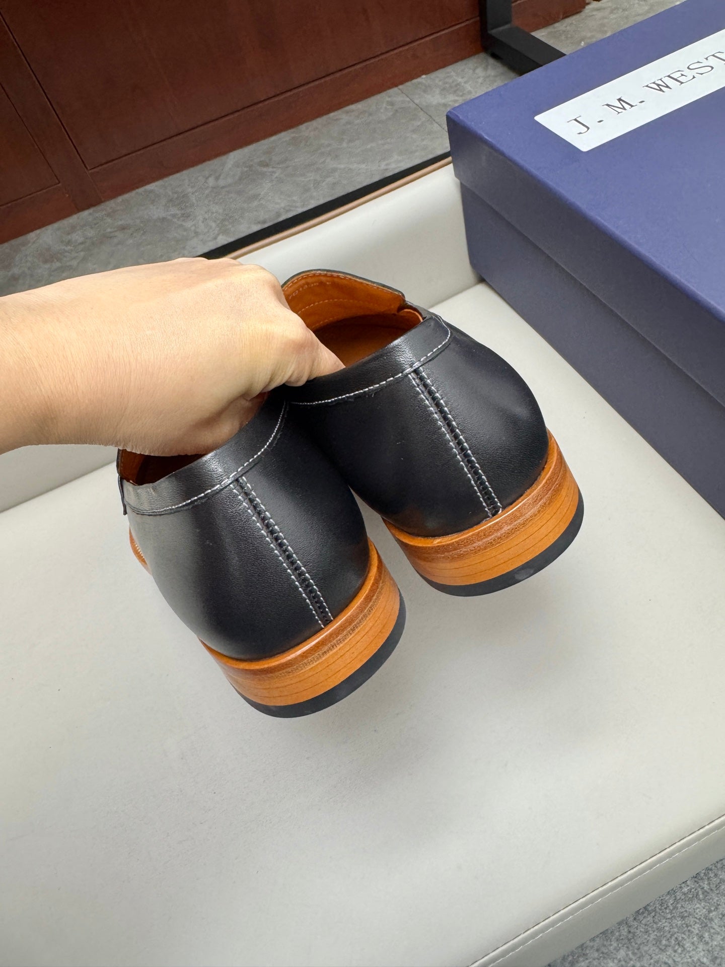 Mocassin 180 en cuir noir à surpiqûres blanches