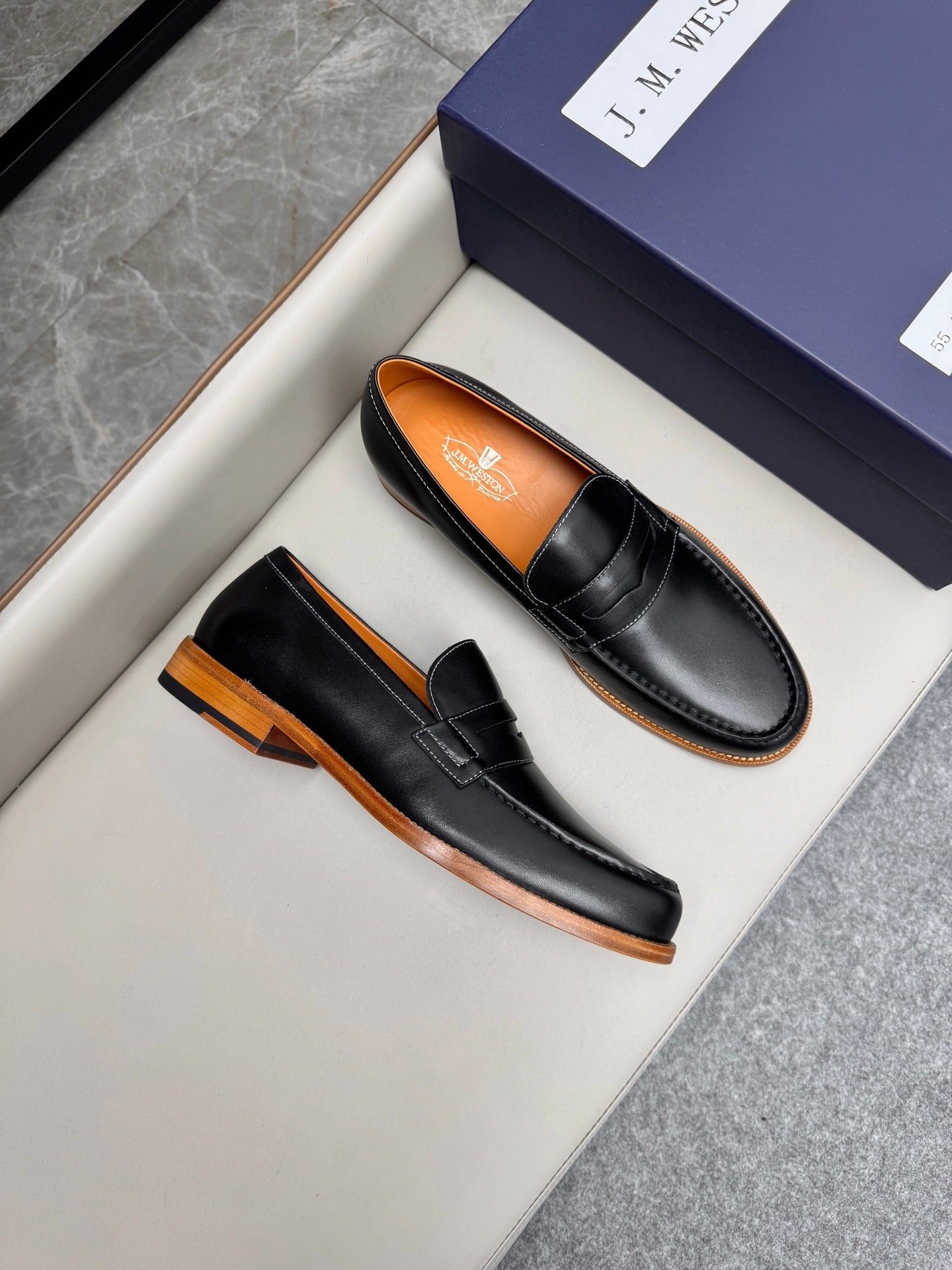 Mocassin 180 en cuir noir à surpiqûres blanches